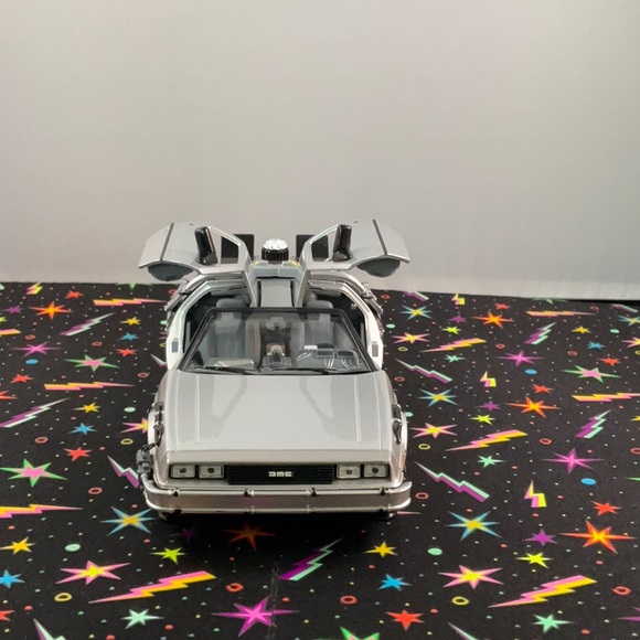 Pre-owned Welly Back to the Future II Delorean Time Machine **slightly damaged** - Picture 4 of 13